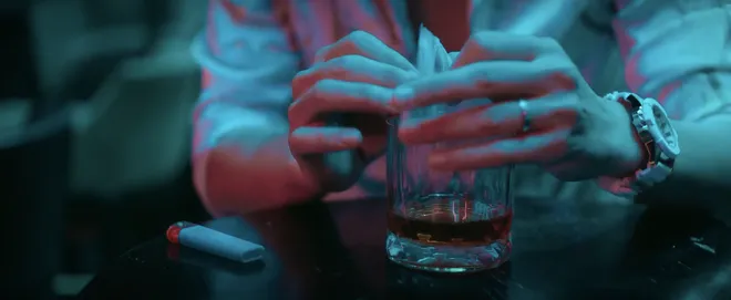 C&aacute;ch em 1 milimet - Tập 35: Thấy Viễn đưa My đi kh&aacute;m thai, Ng&acirc;n đi uống rượu v&agrave; bị bỏ thuốc m&ecirc;- Ảnh 20.