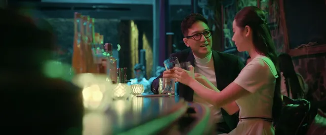 C&aacute;ch em 1 milimet - Tập 35: Thấy Viễn đưa My đi kh&aacute;m thai, Ng&acirc;n đi uống rượu v&agrave; bị bỏ thuốc m&ecirc;- Ảnh 23.