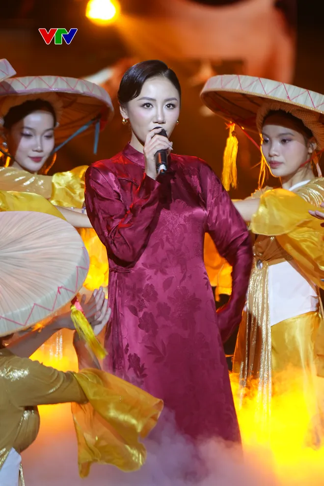 Độc đ&aacute;o phi&ecirc;n bản ph&acirc;n th&acirc;n của Văn Mai Hương tr&ecirc;n s&acirc;n khấu ch&agrave;o năm mới 2026  - Ảnh 1.