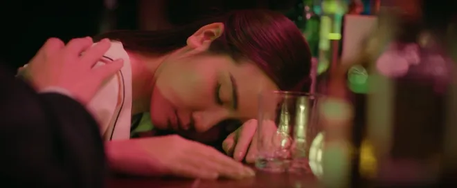 C&aacute;ch em 1 milimet - Tập 35: Thấy Viễn đưa My đi kh&aacute;m thai, Ng&acirc;n đi uống rượu v&agrave; bị bỏ thuốc m&ecirc;- Ảnh 15.