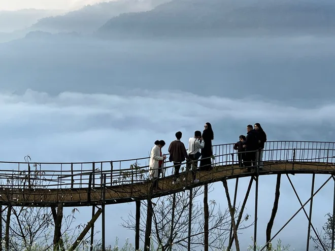 H&agrave;nh tr&igrave;nh săn m&acirc;y v&agrave; đ&oacute;n b&igrave;nh minh rực rỡ tr&ecirc;n đỉnh Hang Kia - Ảnh 4.