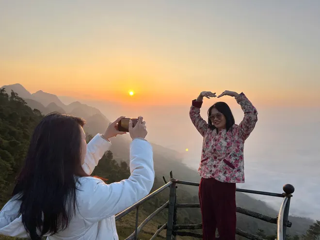 H&agrave;nh tr&igrave;nh săn m&acirc;y v&agrave; đ&oacute;n b&igrave;nh minh rực rỡ tr&ecirc;n đỉnh Hang Kia - Ảnh 6.