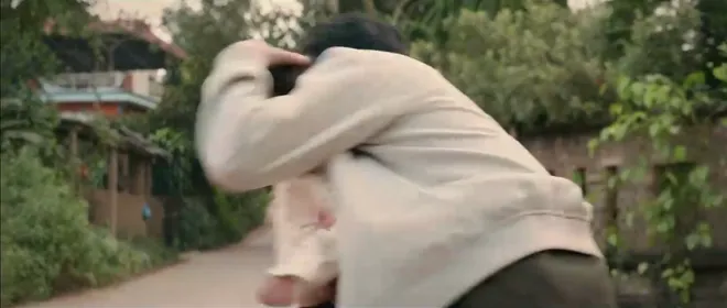 Cách em 1 milimet - Tập 37: Bách bị ô tô đâm khi cứu con gái Ngân - Ảnh 4.