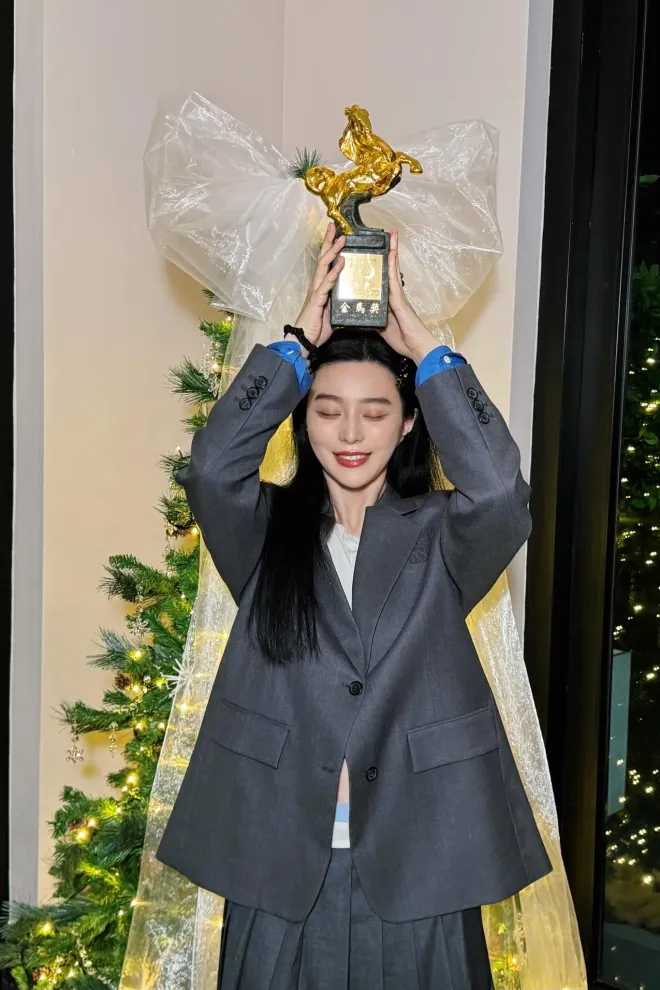 Phạm Băng Băng khoe ảnh c&ugrave;ng tượng v&agrave;ng Kim M&atilde; - Ảnh 2.