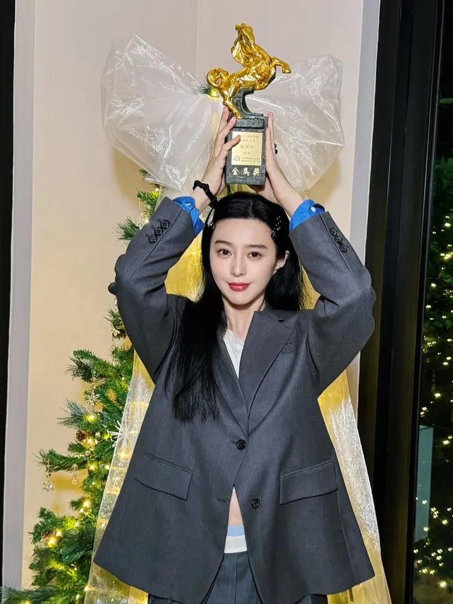 Phạm Băng Băng khoe ảnh c&ugrave;ng tượng v&agrave;ng Kim M&atilde; - Ảnh 1.