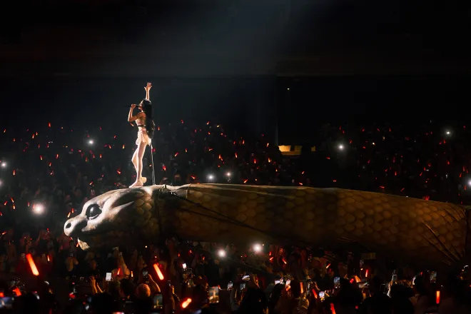 Đ&ecirc;m diễn tr&agrave;n ngập m&ocirc; h&igrave;nh khổng lồ trị gi&aacute; 900 triệu Đ&agrave;i tệ của Th&aacute;i Y L&acirc;m  - Ảnh 2.