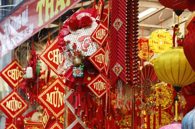 H&agrave; Nội: Phố H&agrave;ng M&atilde; rực rỡ sắc đỏ đ&oacute;n xu&acirc;n B&iacute;nh Ngọ 2026 - Ảnh 5.