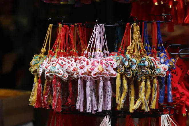 H&agrave; Nội: Phố H&agrave;ng M&atilde; rực rỡ sắc đỏ đ&oacute;n xu&acirc;n B&iacute;nh Ngọ 2026 - Ảnh 7.