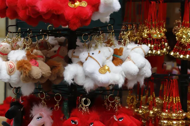 H&agrave; Nội: Phố H&agrave;ng M&atilde; rực rỡ sắc đỏ đ&oacute;n xu&acirc;n B&iacute;nh Ngọ 2026 - Ảnh 8.