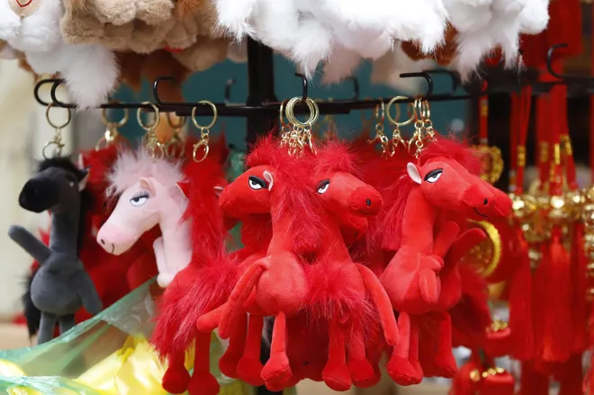 H&agrave; Nội: Phố H&agrave;ng M&atilde; rực rỡ sắc đỏ đ&oacute;n xu&acirc;n B&iacute;nh Ngọ 2026 - Ảnh 9.