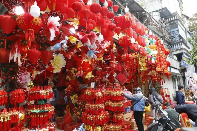 H&agrave; Nội: Phố H&agrave;ng M&atilde; rực rỡ sắc đỏ đ&oacute;n xu&acirc;n B&iacute;nh Ngọ 2026 - Ảnh 6.