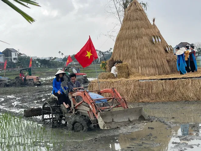 Đ&agrave; Nẵng: Kh&aacute;ch T&acirc;y h&agrave;o hứng cưỡi tr&acirc;u, "lội b&ugrave;n" cấy l&uacute;a tại Lễ hội xuống đồng 2026 - Ảnh 11.