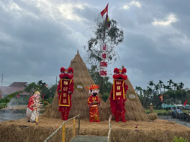 Đ&agrave; Nẵng: Kh&aacute;ch T&acirc;y h&agrave;o hứng cưỡi tr&acirc;u, "lội b&ugrave;n" cấy l&uacute;a tại Lễ hội xuống đồng 2026 - Ảnh 8.