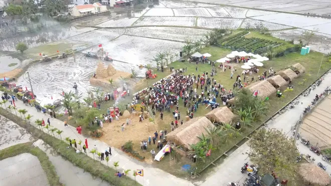 Đ&agrave; Nẵng: Kh&aacute;ch T&acirc;y h&agrave;o hứng cưỡi tr&acirc;u, "lội b&ugrave;n" cấy l&uacute;a tại Lễ hội xuống đồng 2026 - Ảnh 10.