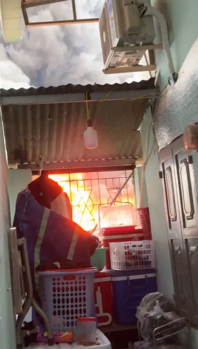 Video: Du thuyền ch&aacute;y rụi tr&ecirc;n s&ocirc;ng S&agrave;i G&ograve;n- Ảnh 1.