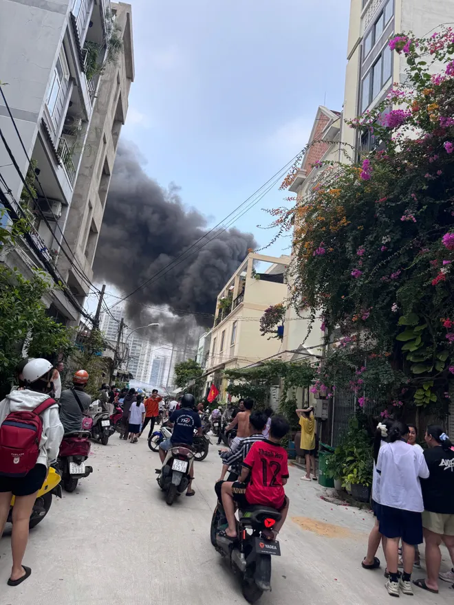 Video: Du thuyền ch&aacute;y rụi tr&ecirc;n s&ocirc;ng S&agrave;i G&ograve;n- Ảnh 3.