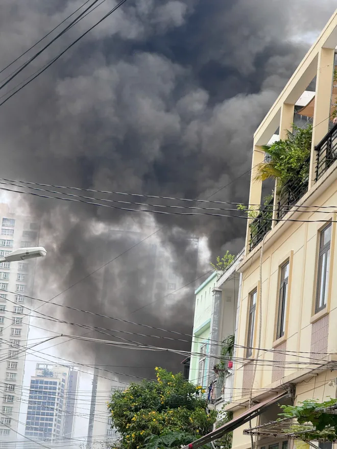 Video: Du thuyền ch&aacute;y rụi tr&ecirc;n s&ocirc;ng S&agrave;i G&ograve;n- Ảnh 2.