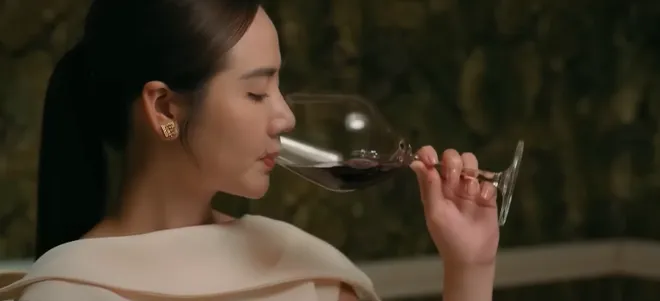 Cách em 1 milimet - Tập 39: Nghiêm bỏ thuốc vào rượu, gài bẫy cả Ngân và Viễn- Ảnh 2. Cách em 1 milimet - Tập 39: Nghiêm bỏ thuốc vào rượu, gài bẫy cả Ngân và Viễn- Ảnh 2.