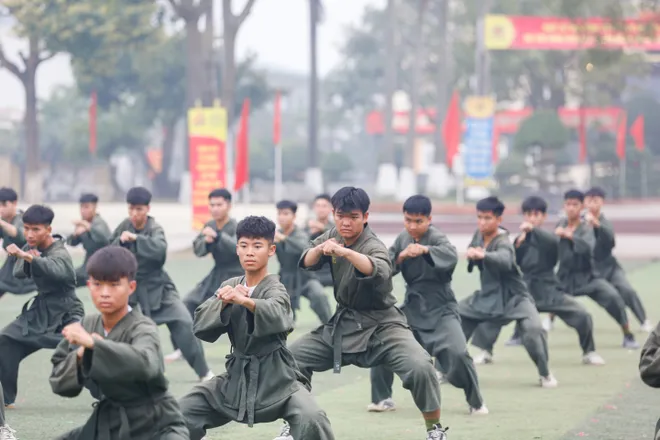 Học vi&ecirc;n c&aacute;c trường c&ocirc;ng an r&egrave;n luyện bản lĩnh tại thao trường  - Ảnh 3.