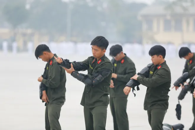 Học vi&ecirc;n c&aacute;c trường c&ocirc;ng an r&egrave;n luyện bản lĩnh tại thao trường  - Ảnh 15.