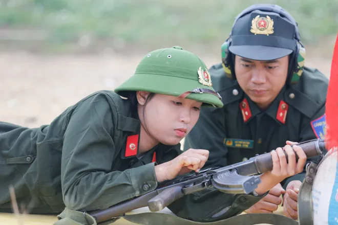 Học vi&ecirc;n c&aacute;c trường c&ocirc;ng an r&egrave;n luyện bản lĩnh tại thao trường  - Ảnh 33.