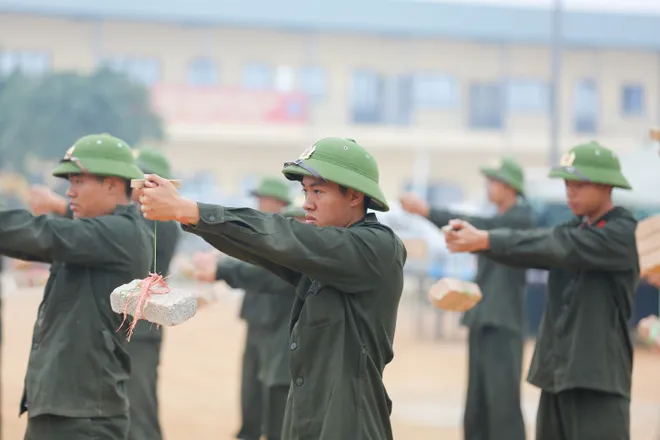 Học vi&ecirc;n c&aacute;c trường c&ocirc;ng an r&egrave;n luyện bản lĩnh tại thao trường  - Ảnh 27.