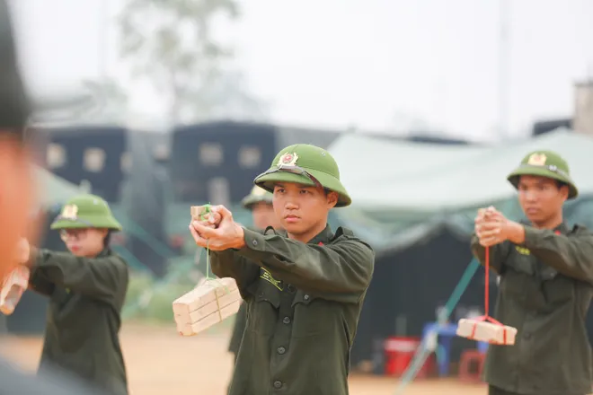 Học vi&ecirc;n c&aacute;c trường c&ocirc;ng an r&egrave;n luyện bản lĩnh tại thao trường  - Ảnh 28.