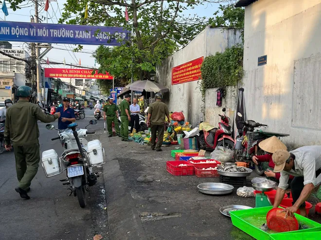 TP Hồ Ch&iacute; Minh: C&aacute;c phường đồng loạt ra qu&acirc;n dẹp h&agrave;ng rong, lấn chiếm l&ograve;ng lề đường - Ảnh 2.