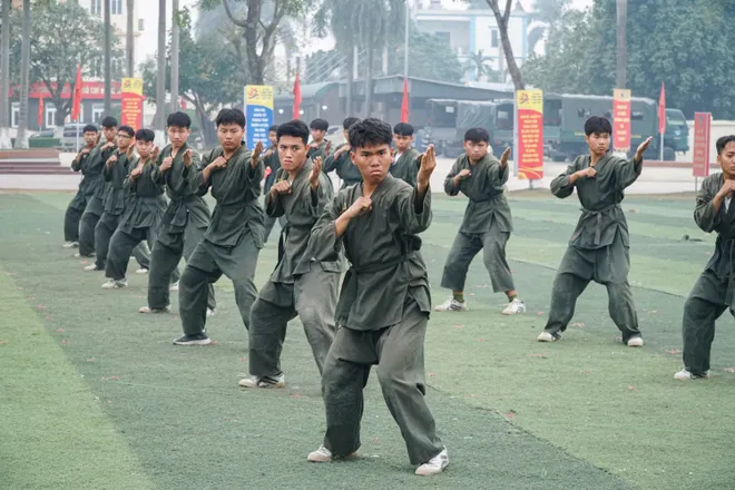 Học vi&ecirc;n c&aacute;c trường c&ocirc;ng an r&egrave;n luyện bản lĩnh tại thao trường  - Ảnh 4.