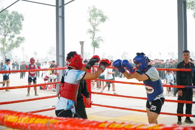 Học vi&ecirc;n c&aacute;c trường c&ocirc;ng an r&egrave;n luyện bản lĩnh tại thao trường  - Ảnh 12.