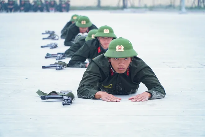 Học vi&ecirc;n c&aacute;c trường c&ocirc;ng an r&egrave;n luyện bản lĩnh tại thao trường  - Ảnh 21.