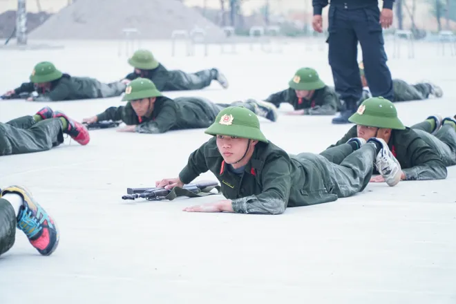 Học vi&ecirc;n c&aacute;c trường c&ocirc;ng an r&egrave;n luyện bản lĩnh tại thao trường  - Ảnh 23.