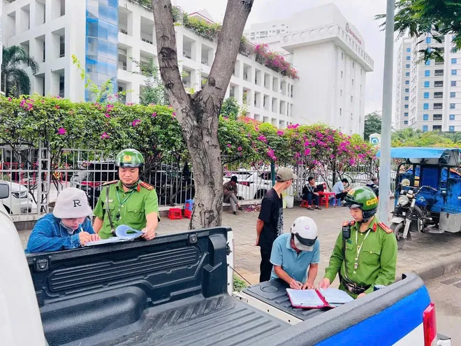 TP Hồ Ch&iacute; Minh: C&aacute;c phường đồng loạt ra qu&acirc;n dẹp h&agrave;ng rong, lấn chiếm l&ograve;ng lề đường - Ảnh 4.