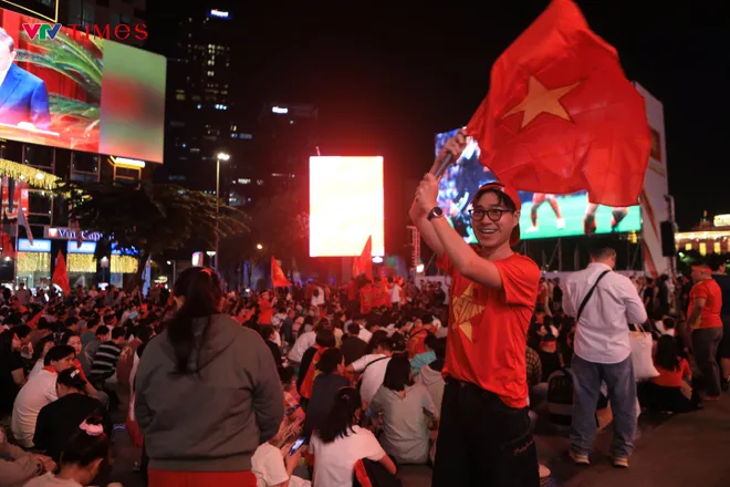 "Biển người" đổ về trung tâm TP Hồ Chí Minh cổ vũ U23 Việt Nam đá bán kết giải châu Á- Ảnh 7.