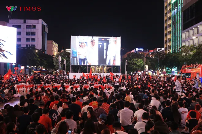 "Biển người" đổ về trung tâm TP Hồ Chí Minh cổ vũ U23 Việt Nam đá bán kết giải châu Á- Ảnh 3.