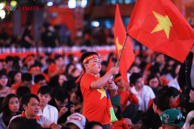 "Biển người" đổ về trung tâm TP Hồ Chí Minh cổ vũ U23 Việt Nam đá bán kết giải châu Á- Ảnh 10.