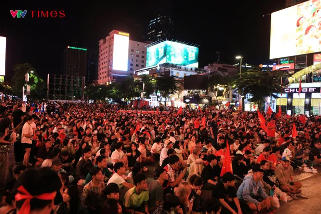 "Biển người" đổ về trung tâm TP Hồ Chí Minh cổ vũ U23 Việt Nam đá bán kết giải châu Á- Ảnh 2.