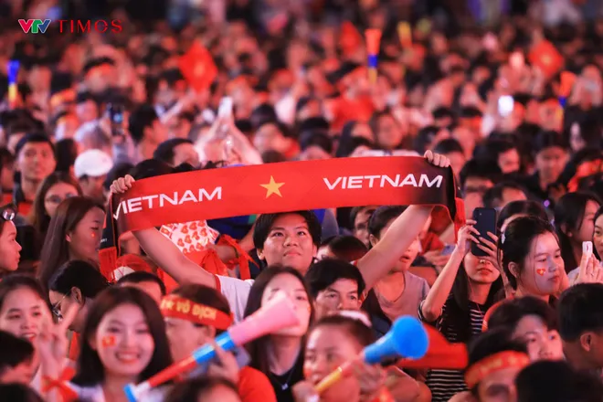 "Biển người" đổ về trung tâm TP Hồ Chí Minh cổ vũ U23 Việt Nam đá bán kết giải châu Á- Ảnh 9.