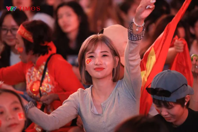 "Biển người" đổ về trung tâm TP Hồ Chí Minh cổ vũ U23 Việt Nam đá bán kết giải châu Á- Ảnh 8.