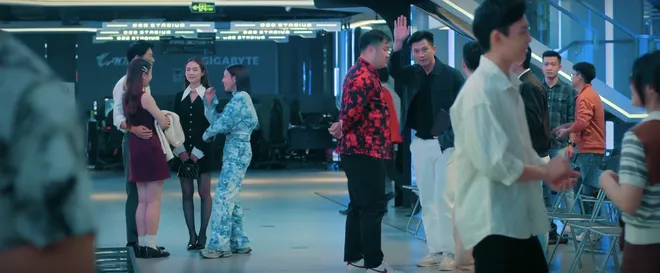 C&aacute;ch em 1 milimet - Tập 41: Hiểu lầm của Ng&acirc;n với Viễn được th&aacute;o gỡ, Ho&agrave;ng cận được nh&oacute;m Đại bản doanh ch&agrave;o đ&oacute;n- Ảnh 1.