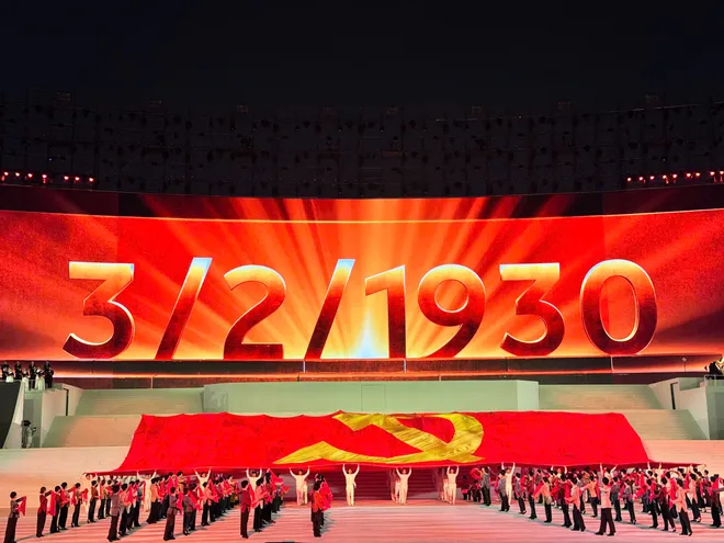 Rực rỡ đêm hội "Tầm nhìn mới - Kỷ nguyên mới" tại SVĐ Quốc gia Mỹ Đình - Ảnh 5.