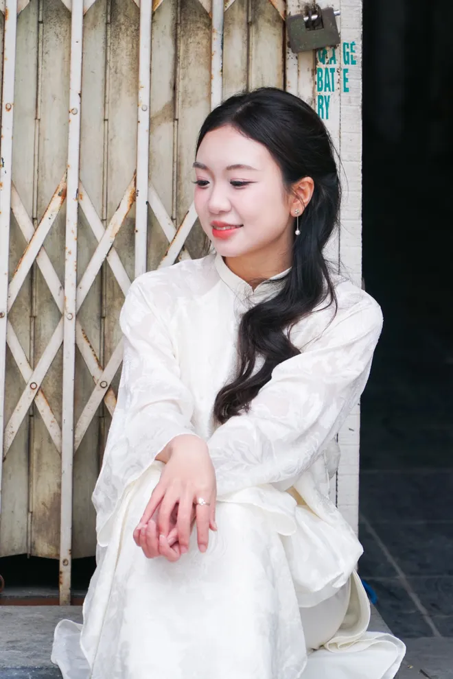 Giới trẻ nhộn nhịp chụp ảnh &aacute;o d&agrave;i đ&oacute;n Tết Nguy&ecirc;n đ&aacute;n  - Ảnh 6.