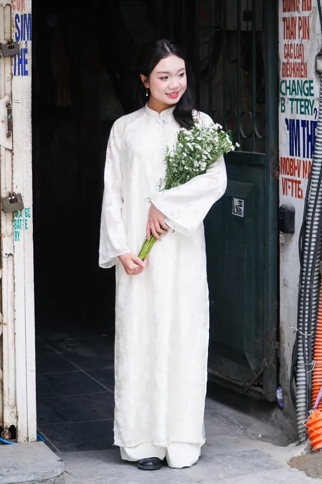 Giới trẻ nhộn nhịp chụp ảnh &aacute;o d&agrave;i đ&oacute;n Tết Nguy&ecirc;n đ&aacute;n  - Ảnh 4.