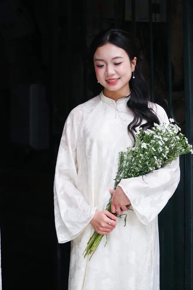 Giới trẻ nhộn nhịp chụp ảnh &aacute;o d&agrave;i đ&oacute;n Tết Nguy&ecirc;n đ&aacute;n  - Ảnh 5.