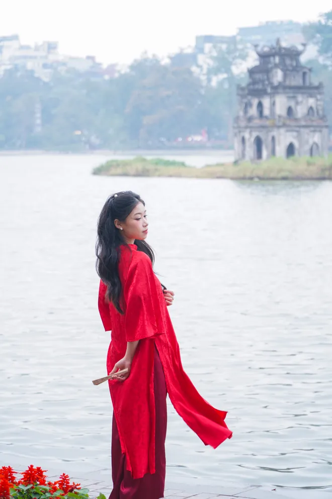 Giới trẻ nhộn nhịp chụp ảnh &aacute;o d&agrave;i đ&oacute;n Tết Nguy&ecirc;n đ&aacute;n  - Ảnh 3.