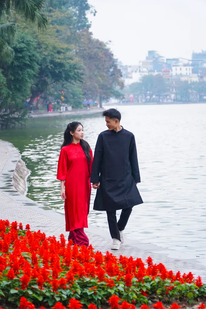Giới trẻ nhộn nhịp chụp ảnh &aacute;o d&agrave;i đ&oacute;n Tết Nguy&ecirc;n đ&aacute;n  - Ảnh 11.