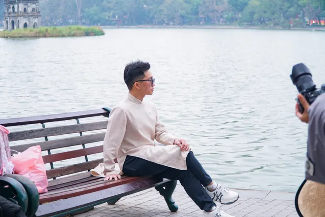 Giới trẻ nhộn nhịp chụp ảnh &aacute;o d&agrave;i đ&oacute;n Tết Nguy&ecirc;n đ&aacute;n  - Ảnh 13.