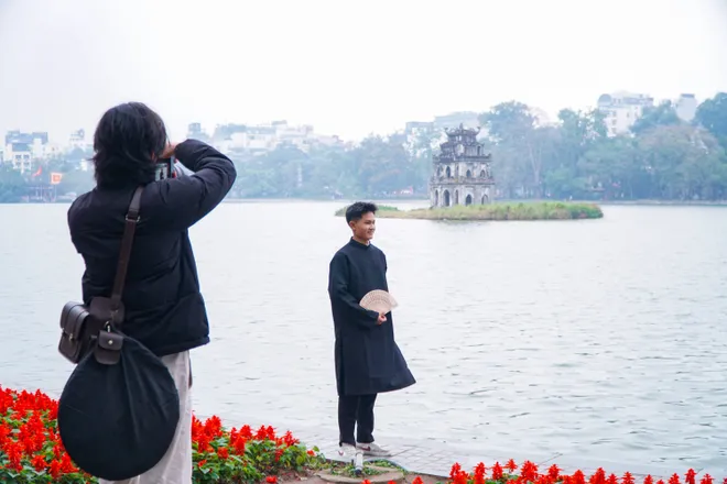 Giới trẻ nhộn nhịp chụp ảnh &aacute;o d&agrave;i đ&oacute;n Tết Nguy&ecirc;n đ&aacute;n  - Ảnh 15.