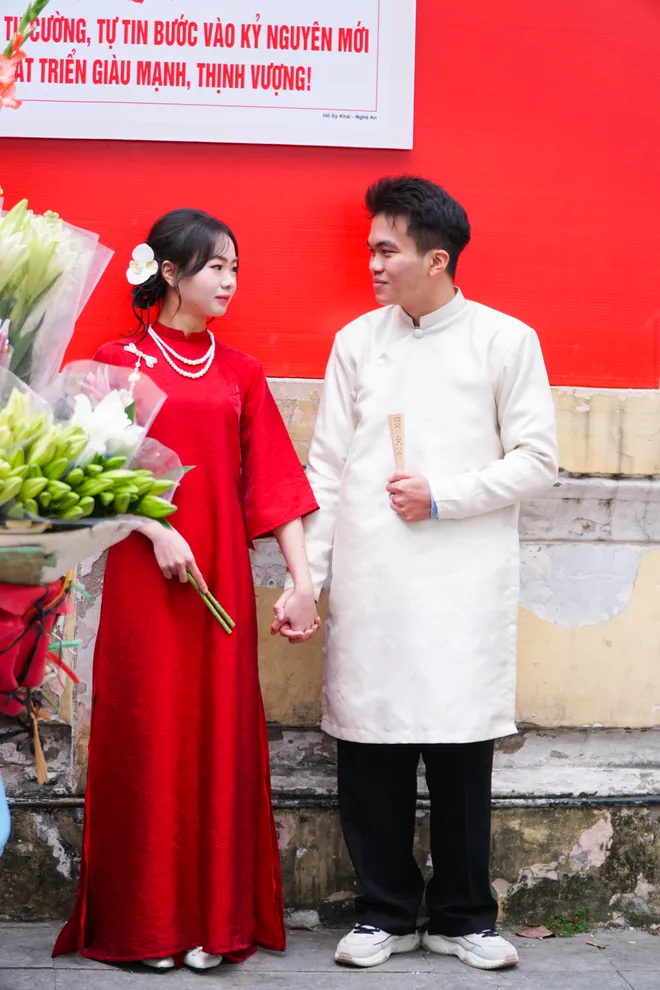 Giới trẻ nhộn nhịp chụp ảnh &aacute;o d&agrave;i đ&oacute;n Tết Nguy&ecirc;n đ&aacute;n  - Ảnh 10.