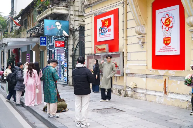 Giới trẻ nhộn nhịp chụp ảnh &aacute;o d&agrave;i đ&oacute;n Tết Nguy&ecirc;n đ&aacute;n  - Ảnh 14.